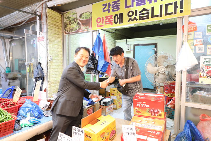 [대전=뉴시스]양동훈 대전지방국세청장이 29일 중구 태평시장을 찾아 설 명절 장보기를 하고 있다. 2025. 09. 29 photo@newsis.com *재판매 및 DB 금지