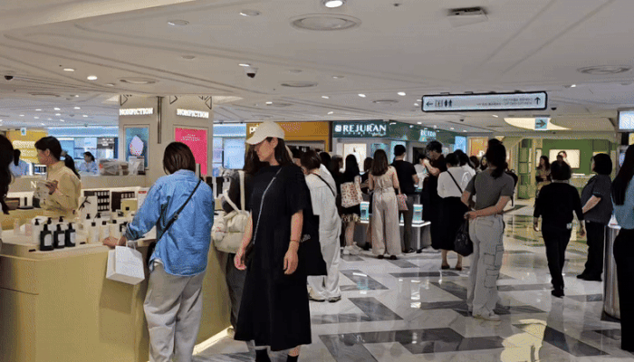 [서울=뉴시스] 이현주 기자=중국 단체 관광객 무비자 입국 첫 날인 29일 오후, 서울 중구 소공동에 위치한 롯데면세점 명동 본점이 관광객들로 북적거리는 모습. 2025.09.29. juicy@newsis.com *재판매 및 DB 금지