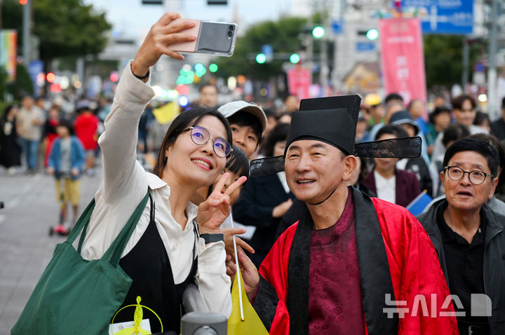 [의정부=뉴시스] 경기 의정부시 회룡문화제에서 620년 만에 재현된 '태조·태종 의정부행차'에서 김동근 시장이 시민들과 기념촬영을 하고 있다.(사진=의정부시 제공).photo@newsis.com 