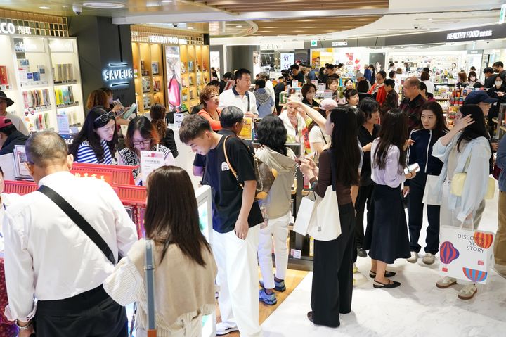 [서울=뉴시스] 롯데면세점 명동 본점에 방문한 중국인 관광객 모습 (사진=롯데면세점 제공) *재판매 및 DB 금지