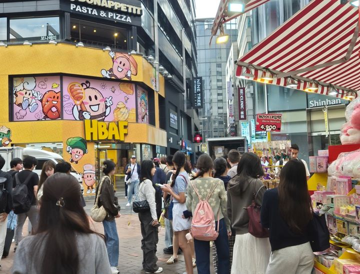[서울=뉴시스] 이종성 수습기자=중국 단체 관광객의 무비자 입국 첫날 서울 명동 길거리 모습. 2025.09.29 *재판매 및 DB 금지