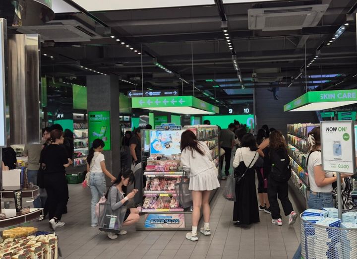 [서울=뉴시스] 이종성 수습 기자=중국인 단체 관광객 무비자 입국 첫날 올리브영 명동 타운 매장 모습. 2025.09.29 *재판매 및 DB 금지