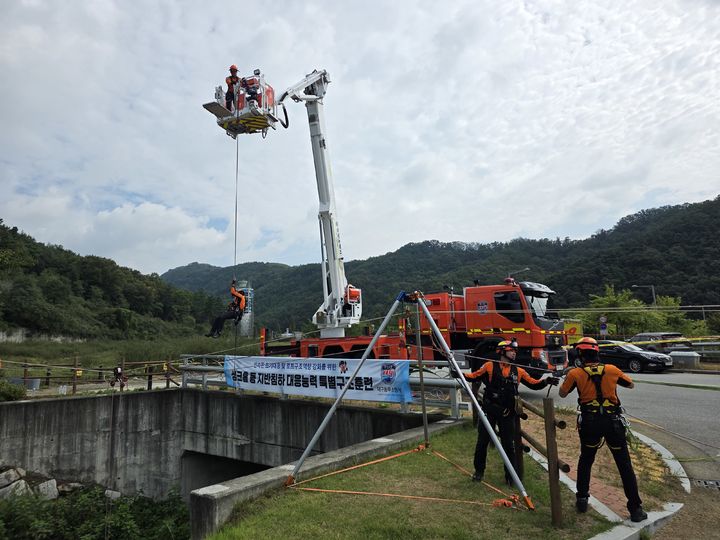 [대구=뉴시스] 대구동부소방서는 29일 동구 동내동 동곡지 일대에서 싱크홀(땅꺼짐) 등 지반침하 사고 발생에 대비한 구조 훈련을 했다. (사진=대구동부소방서 제공) 2025.09.29. photo@newsis.com *재판매 및 DB 금지