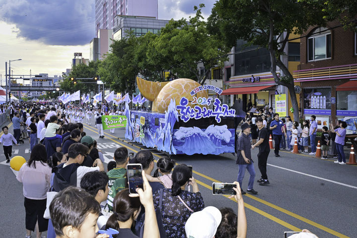 [울산=뉴시스] 2025 울산고래축제의 하이라이트 '고래퍼레이드' (사진=울산 남구 제공) photo@newsis.com *재판매 및 DB 금지