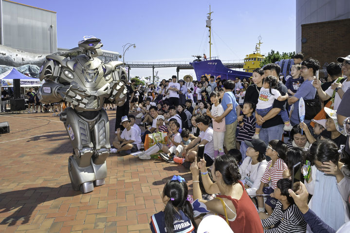 [울산=뉴시스] 2025 울산고래축제에서 운영된 타이탄 로봇 체험 프로그램. (사진=울산 남구 제공) photo@newsis.com *재판매 및 DB 금지