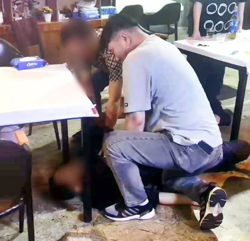 군산해경 박보훈 경감이 쓰러진 A씨의 상태를 재빨리 확인한 뒤, A씨의 허리벨트를 느슨하게 풀며 응급처치를 실시하고 있다. (사진=군산해경 제공) *재판매 및 DB 금지