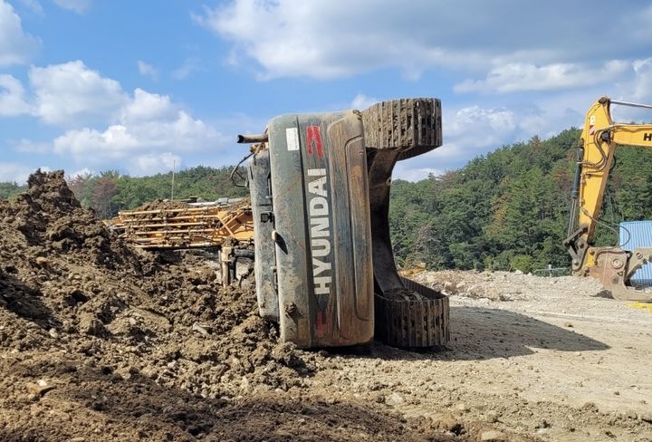 [울산=뉴시스] 박수지 기자 = 29일 오전 울산시 울주군 온양읍 한 건설폐기물처리장에서 10t 굴착기가 전도되는 사고가 발생했다. (사진=울산소방본부 제공) 2025.09.29. photo@newsis.com *재판매 및 DB 금지