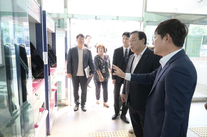 [세종=뉴시스] 설명 듣는 최민호 세종시장.(사진=세종시 제공) 2025.09.29. photo@newsis.com. *재판매 및 DB 금지