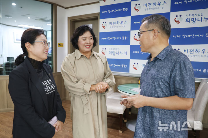 [시흥=뉴시스] 시흥시 의회가 추석을 앞두고 최근 관내 사회복지시설 21개소를 방문한 가운데 오인열(사진 가운데)의장이, 한 시설 관계자로부터 애로사항 등을 청취하고 있다. (사진=시흥시 의회 제공).2025.09.29. photo@newsis.com