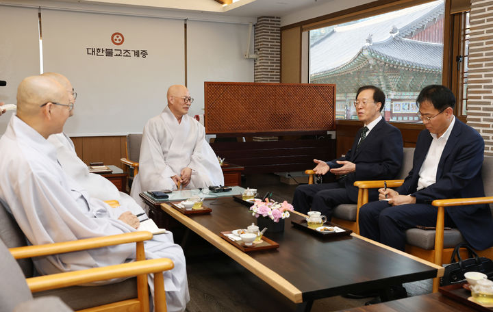 [서울 =뉴시스] 이석연 국민통합위원회 위원장이 29일 조계종 총무원장인 진우스님을 예방해 대화하고 있다. (사진 = 국민통합위원회 제공) 2025.09.29. photo@newsis.com *재판매 및 DB 금지