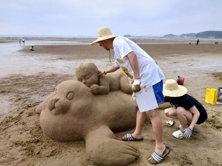 [태안=뉴시스] '모래조각 힐링페스타' 아마추어 모래조각 경연대회 대상작인 호두둥스팀 '유몽이의 꿈 속 태안나들이' (사진=태안군 제공) 2025.09.29. photo@newsis.com *재판매 및 DB 금지