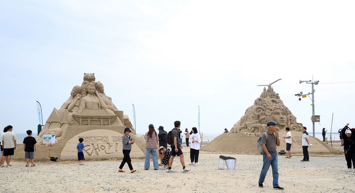 [태안=뉴시스] 지난 27일 충남 태안 몽산포해수욕장에서 열린 '모래조각 힐링페스타'를 찾은 관광객들이 전문작가가 만든 모래조각 작품을 감상하고 있다. (사진=태안군 제공) 2025.09.29. photo@newsis.com *재판매 및 DB 금지
