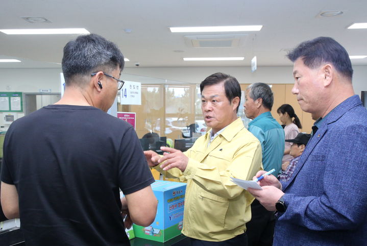 [정읍=뉴시스] 29일 국가 전산시스템 중단에 대응하고자 정읍시 신태인읍주민센터에 대한 현장 점검에 나선 이학수 정읍시장(가운데)이 한 주민과 민원서류 발급 과정의 불편사항을 물어보고 있다. *재판매 및 DB 금지