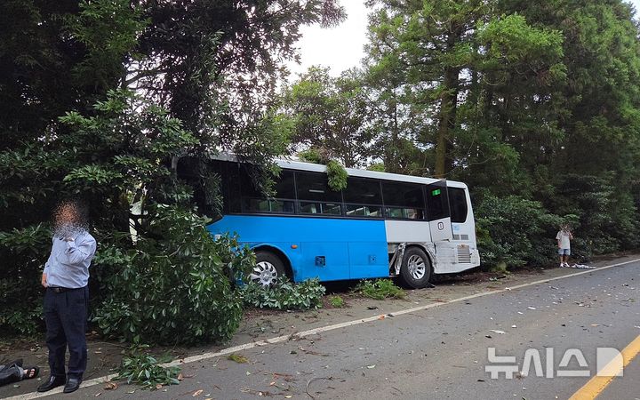 [제주=뉴시스] 29일 오후 5시38분께 제주시 구좌읍 아부오름 인근 도로에서 40대 A(제주시)씨가 몰던 무쏘 EV 차량이 마주오던 버스와 충돌해 5명이 다치는 사고가 발생했다. (사진=제주도소방안전본부 제공) 2025.09.29. photo@newsis.com *재판매 및 DB 금지