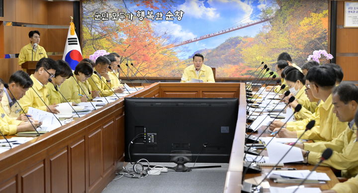 [순창=뉴시스] 29일 순창군이 공공정보시스템 장애에 대응하고자 연 긴급대책회의, 최영일 군수가 주민 불편 최소화를 강조하고 있다. *재판매 및 DB 금지