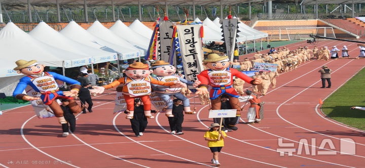 [의왕=뉴시스] 제66회 한국민속예술제에서 우승을 차지한 의왕시 '두레농악'이 입장식을 하고 있다. (사진=의왕시 제공).2025.09.30. photo@newsis.com