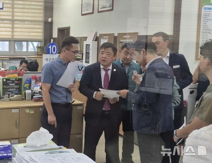 [창원=뉴시스]경남도 박명균(가운데) 행정부지사가 지난 주말 국가정보자원관리원(이하 국정자원) 대전 본원 화재로 주민등록 및 온라인 시스템이 멈춤에 따라 29일 오후 창원시 동지역 행정복지센터를 방문해 민원현장 상황을 점검하고 하고 있다.(사진=경남도 제공) 2025.09.29. photo@newsis.com