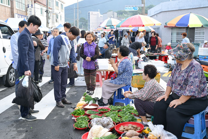 [거제=뉴시스] 신정철 기자= 변광용 경남 거제시장이 29일, 거제읍내 전통시장을 방문해 ‘2차 민생회복 소비쿠폰’ 사용 현황을 점검하고 있다.(사진=거제시 제공).2025.09.29. photo@newsis.com *재판매 및 DB 금지