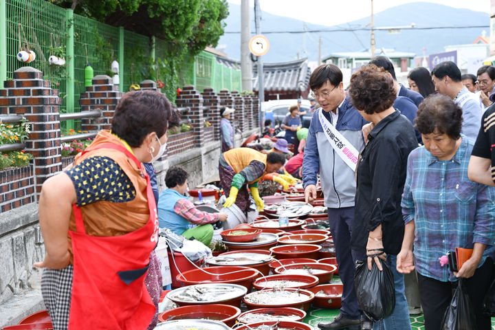 [거제=뉴시스] 신정철 기자= 변광용 경남 거제시장은 29일, 거제읍내 전통시장을 방문해 ‘2차 민생회복 소비쿠폰’ 사용 현황을 점검했다. 사진은 변 시장이 시장 상인들과 시민들을 만나 소비쿠폰 사용 과정에서 불편 사항은 없는지 살피고, 매출 회복에 어떤 도움이 되고 있는지 현장의 목소리를 듣고 있다.(사진=거제시 제공).2025.09.29. photo@newsis.com *재판매 및 DB 금지
