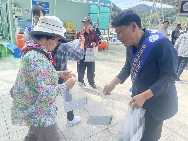 [거제=뉴시스] 신정철 기자= 경남 거제시는 29일, 민족 최대의 명절인 한가위를 맞아 거제를 방문하는 관광객들을 따뜻하게 맞이하기 위해“한가위 관광객 환대 캠페인”을 실시했다.사진은 거제시 시외버스 터미널에서 관광객을 따뜻하게 맞이하고 있는 모습.(사진=거제시 제공).2025.09.29. photo@newsis.com *재판매 및 DB 금지