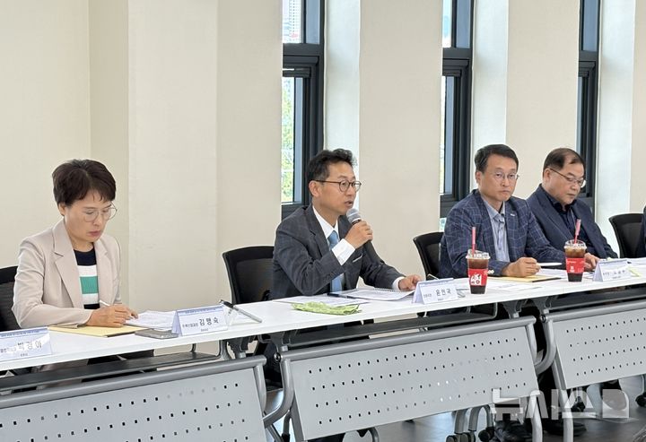 [창원=뉴시스]경남도 윤인국(가운데) 산업국장이 29일 오후 경남창원방위산업진흥센터에서 열린 2025년 경남형 방산 강소기업 현판 수여식 후 간담회를 주재하고 있다.(사진=경남도 제공) 2025.09.29. photo@newsis.com