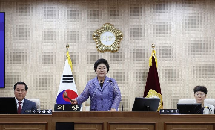 [통영=뉴시스] 신정철 기자= 경남 통영시의회는 29일, 지난 12일부터 18일간의 제239회 임시회 일정을 마무리하고 폐회했다.사진은 배도수 의장의 임시회 폐회 선언 모습.(사진=통영시의회 제공).2025.09.29. photo@newsis.com *재판매 및 DB 금지