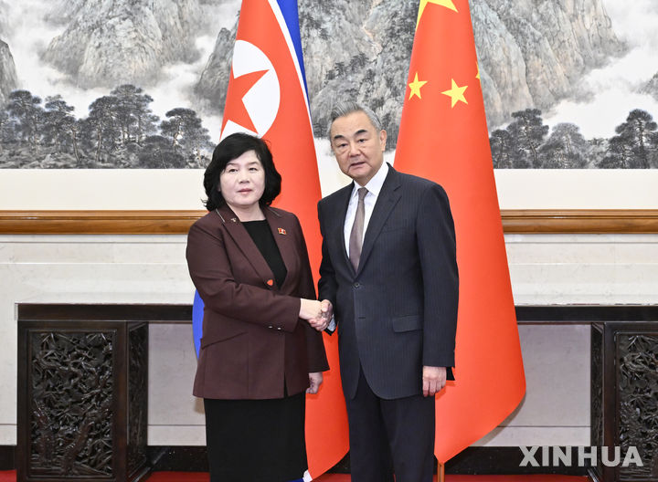 [베이징=신화/뉴시스] 최선희(왼쪽) 북한 외무상이 28일(현지 시간) 중국 베이징에서 왕이 중국 외교부장과 회담 전 악수하고 있다. 2025.09.29.