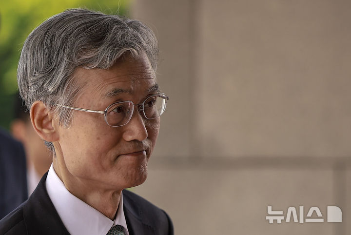 [서울=뉴시스] 정병혁 기자 = 조희대 대법원장이 29일 서울 서초구 대법원으로 출근하고 있다. 조 대법원장은 지난 26일 국회 법제사법위원회 측에 불출석 의사를 통보하며 30일 열리는 청문회에 참석하지 않기로 했다. 2025.09.29. jhope@newsis.com