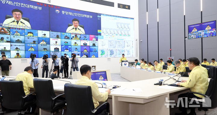 [세종=뉴시스] 강종민 기자 = 윤호중 중앙재난안전대책본부장(행정안전부 장관)이 29일 정부세종청사 중앙재난안전상황실에서 열린 국가정보자원관리원 화재 관련 중대본 회의에서 발언하고 있다. 2025.09.29. ppkjm@newsis.com