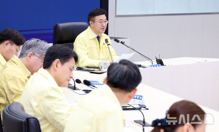 [세종=뉴시스] 강종민 기자 = 윤호중 중앙재난안전대책본부장(행정안전부 장관)이 29일 정부세종청사 중앙재난안전상황실에서 열린 국가정보자원관리원 화재 관련 중대본 회의에서 발언하고 있다. 2025.09.29. ppkjm@newsis.com