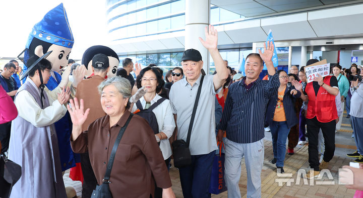 [인천=뉴시스] 전진환 기자 = 중국인 단체관광객에 대한 무비자 입국 시행 첫날인 29일 오전 인천 연수구 인천항 크루즈터미널에서 중국인 단체 크루즈 관광객이 입국하고 있다. 2025.09.29. amin2@newsis.com