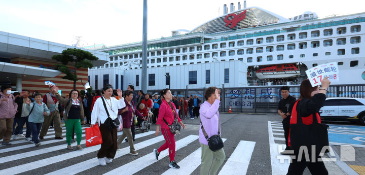 [인천=뉴시스] 전진환 기자 = 중국인 단체관광객에 대한 무비자 입국 시행 첫날인 29일 오전 인천 연수구 인천항 크루즈터미널에서 중국인 단체 크루즈 관광객이 입국하고 있다. 2025.09.29. amin2@newsis.com