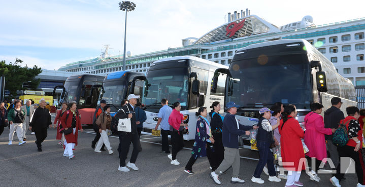 [인천=뉴시스] 전진환 기자 = 중국인 단체관광객에 대한 무비자 입국 시행 첫날인 29일 오전 인천 연수구 인천항 크루즈터미널에서 중국인 단체 크루즈 관광객이 입국해 버스로 향하고 있다. 2025.09.29. amin2@newsis.com