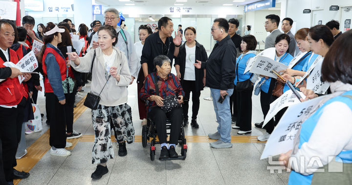 [인천=뉴시스] 전진환 기자 = 중국인 단체관광객에 대한 무비자 입국 시행 첫날인 29일 오전 인천 연수구 인천항 크루즈터미널에서 중국인 단체 크루즈 관광객이 입국하고 있다. 2025.09.29. amin2@newsis.com