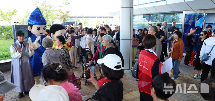 [인천=뉴시스] 전진환 기자 = 중국인 단체관광객에 대한 무비자 입국 시행 첫날인 29일 오전 인천 연수구 인천항 크루즈터미널에서 중국인 단체 크루즈 관광객이 입국하고 있다. 2025.09.29. amin2@newsis.com