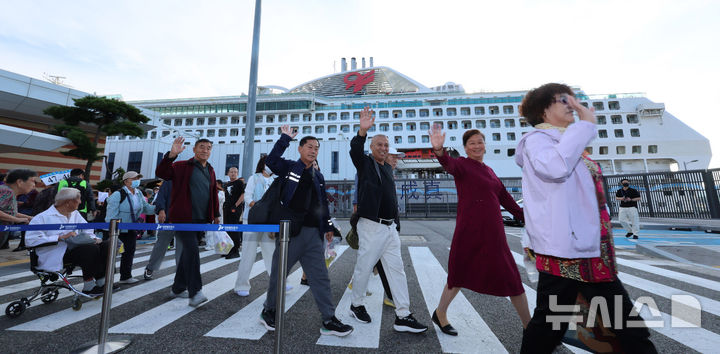 [인천=뉴시스] 전진환 기자 = 중국인 단체관광객에 대한 무비자 입국 시행 첫날인 29일 오전 인천 연수구 인천항 크루즈터미널에서 중국인 단체 크루즈 관광객이 입국하고 있다. 2025.09.29. amin2@newsis.com