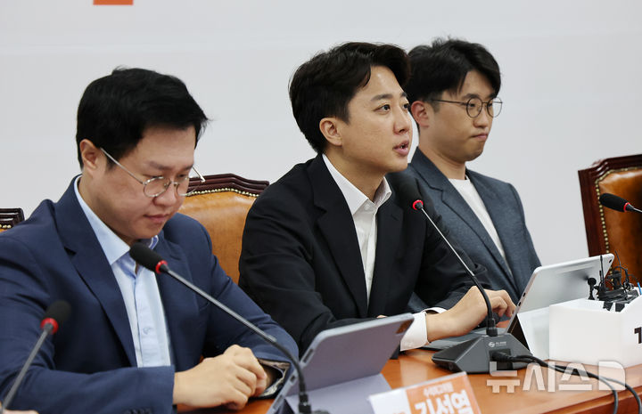 [서울=뉴시스] 김명년 기자 = 이준석 개혁신당 대표가 29일 오전 서울 여의도 국회에서 열린 최고위원회의에서 발언하고 있다. 2025.09.29. kmn@newsis.com