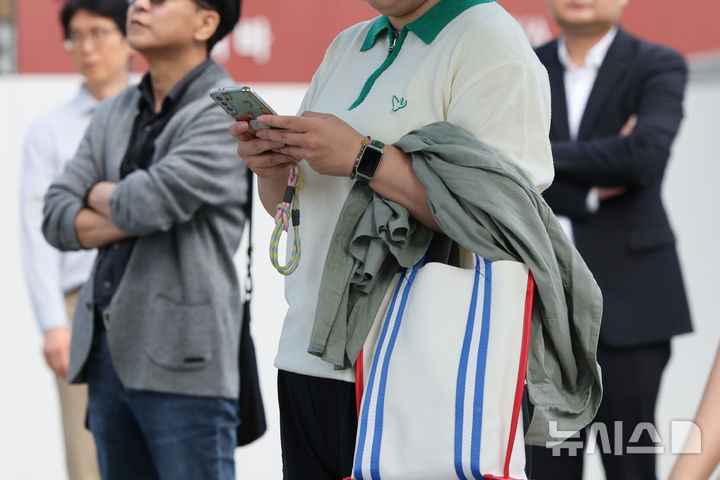 [서울=뉴시스] 황준선 기자 = 아침 최저기온이 15~20도, 낮최고기온은 23~27도로 일교차가 큰 날씨를 보인 29일 오전 서울 종로구 세종대로 사거리에서 긴 소매 차림의 시민들이 발걸음을 옮기고 있다. 2025.09.29. hwang@newsis.com