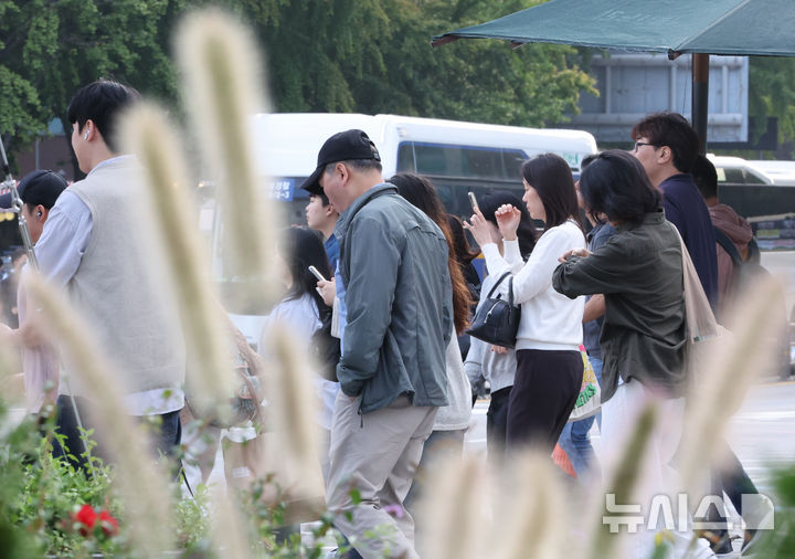 [서울=뉴시스] 황준선 기자 = 아침 최저기온이 15~20도, 낮최고기온은 23~27도로 일교차가 큰 날씨를 보인 29일 오전 서울 종로구 세종대로 사거리에서 긴 소매 차림의 시민들이 발걸음을 옮기고 있다. 2025.09.29. hwang@newsis.com