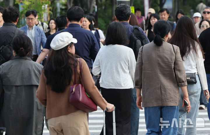[서울=뉴시스] 황준선 기자 = 아침 최저기온이 15~20도, 낮최고기온은 23~27도로 일교차가 큰 날씨를 보인 29일 오전 서울 종로구 세종대로 사거리에서 긴 소매 차림의 시민들이 발걸음을 옮기고 있다. 2025.09.29. hwang@newsis.com