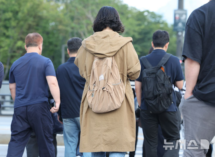 [서울=뉴시스] 황준선 기자 = 아침 최저기온이 15~20도, 낮최고기온은 23~27도로 일교차가 큰 날씨를 보인 29일 오전 서울 종로구 세종대로 사거리에서 긴 소매 차림의 시민들이 발걸음을 옮기고 있다. 2025.09.29. hwang@newsis.com