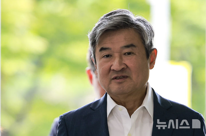 [서울=뉴시스] 정병혁 기자 = 12·3 비상계엄 상황과 관련해 국회와 헌법재판소에서 위증한 혐의로 1심에서 징역 1년 6개월을 선고받은 조태용 전 국가정보원장이 항소심에서 형량이 1년 늘어난 징역 2년 6개월을 선고받았다. 사진은 조 전 원장이 지난해 9월 29일 서울 서초구 순직해병 특검팀(이명현 특별검사) 사무실에 조사를 받기위해 출석하는 모습. 2026.08.19. jhope@newsis.com