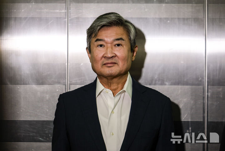 [서울=뉴시스] 정병혁 기자 =12·3 비상계엄 관련 내란·외환 혐의를 수사하는 내란 특검이 조태용 전 국정원장 의혹과 관련해 국정원 간부들을 소환했다. 조 전 원장이 9월 29일 서울 서초구 순직해병 특검팀(이명현 특별검사) 사무실에 조사를 받기위해 출석하고 있다. 2025.09.29. jhope@newsis.com