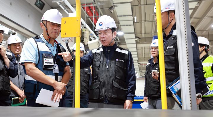 [서울=뉴시스] 김영훈 고용노동부 장관이 지난 29일 오전 추석 명절을 앞두고 서울의 한 택배물류센터를 불시에 찾아 과로 예방 및 안전수칙 준수 여부 등을 점검하고 있다. (사진=고용노동부 제공) 2025.09.29. photo@newsis.com *재판매 및 DB 금지