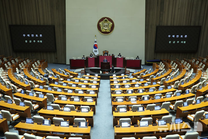 [서울=뉴시스] 고승민 기자 = 문금주 더불어민주당 의원이 29일 서울 여의도 국회에서 열린 본회의에서 국회에서의 증언, 감정 등에 관한 일부개정법률안(대안) 찬성 무제한 토론을 하고 있다. 2025.09.29. kkssmm99@newsis.com
