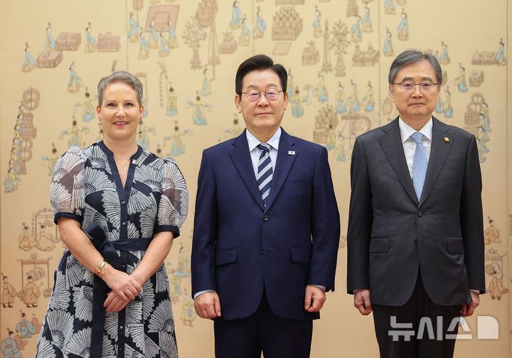[서울=뉴시스] 최동준 기자 = 이재명 대통령이 29일 서울 용산 대통령실 청사에서 열린 주한대사 신임장 제정식에서 나딘 올리비에리 로자노 주한스위스대사로부터 신임장을 받은 뒤 조현 외교부 장관과 기념촬영을 하고 있다. (대통령실통신사진기자단) 2025.09.29. photocdj@newsis.com