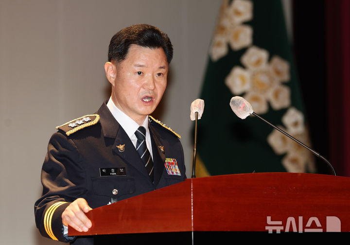 [서울=뉴시스] 홍효식 기자 = 박정보 신임 서울경찰청장이 29일 서울 종로구 서울경찰청에서 열린 제41대 서울경찰청장 취임식에서 취임사를 하고 있다. 2025.09.29. yesphoto@newsis.com