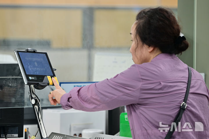 [광주=뉴시스] 이영주 기자 = 국가정보자원관리원 화재 나흘째인 29일 광주 북구청에서 한 시민이 여권 발급을 앞두고 지문으로 신원을 확인하고 있다. 2025.09.29. leeyj2578@newsis.com