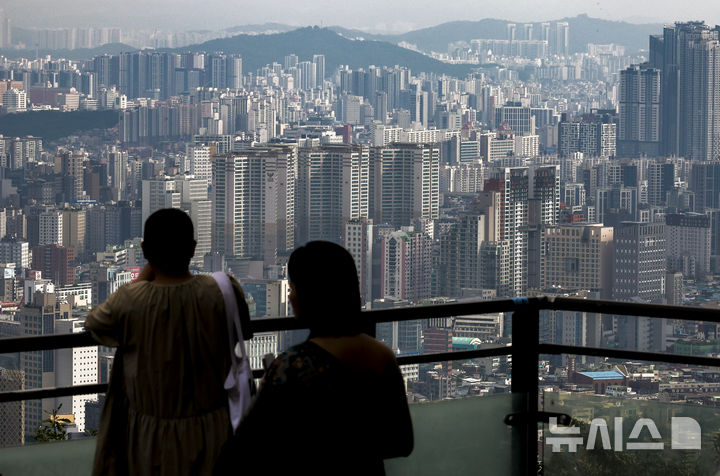 [서울=뉴시스] 정병혁 기자 = 29일 서울 중구 남산에서 서울시내 아파트가 보이고 있다. 9·7 주택 공급 확대 방안이 나온 뒤 도리어 서울 아파트 거래량이 늘어나고 한강벨트발 집값 오름세가 주변 지역으로 번지고 있다. 서울부동산정보광장에 따르면, 지난 26일 기준 8월 서울 아파트 매매 거래량은 4127건으로 7월(3945건)을 넘어섰다. 6·27 대출 규제 후 위축됐던 거래량이 다시 4000건대를 회복한 것이다. 여기에 9월 거래량은 3124건으로, 다음 달 말까지인 신고 기한을 고려하면 지난 봄 수준으로 거래량이 5000~6000건대를 웃돌 수 있다는 관측이 나온다.2025.09.29. jhope@newsis.com