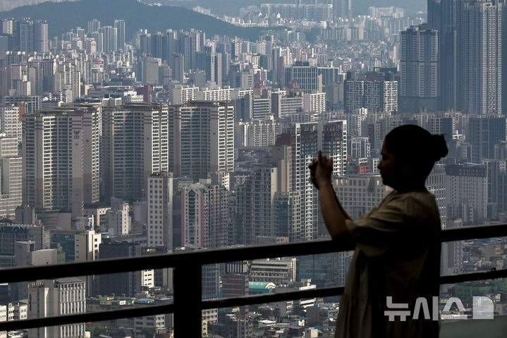 [서울=뉴시스] 정병혁 기자 = 29일 서울 중구 남산에서 서울시내 아파트가 보이고 있다. 2025.09.29. jhope@newsis.com